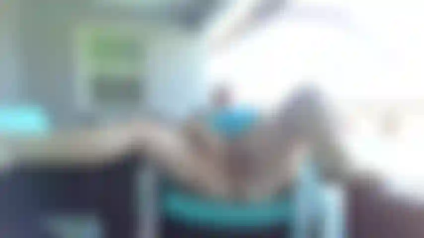 En la silla del patio, abriendo mi coño y follándolo con un juguete, chupando un juguete.