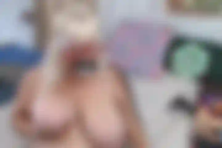 Juguete para follar tetas y gimiendo con máscara de buceo, regulador en la boca y juguete para chorros.