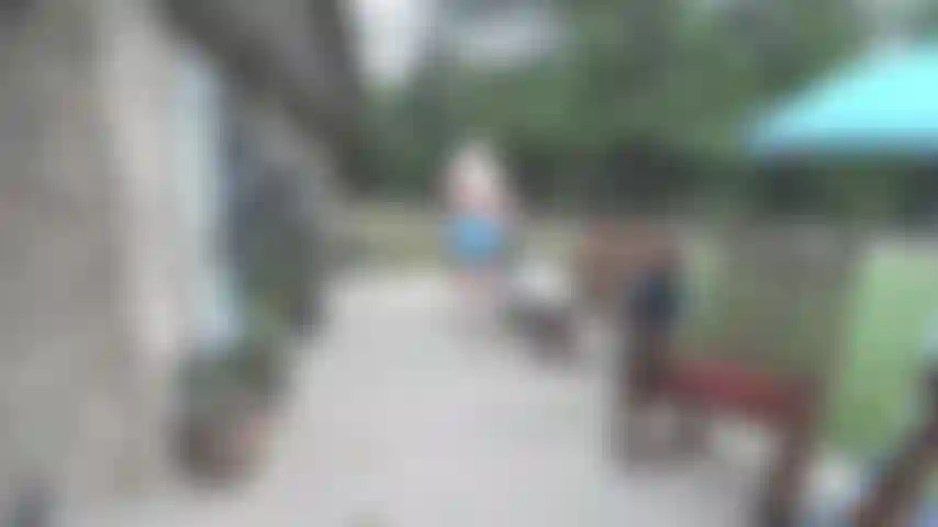 Tetas, barriga, culo, follando mi coño en el respaldo de una silla de patio con las piernas abiertas.