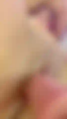 El dildo sale lleno de mi crema mientras me aprieto las tetas.
