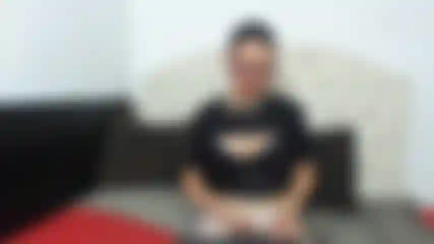 Boca y piernas abiertas.