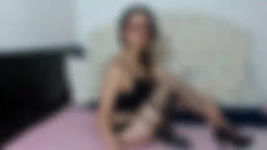 Consolador enorme en el coño.