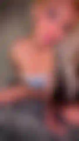 3 Min 30 seg — un striptease sexy y sensual con dirty talk joi. Completamente desnuda de frente, montando un dildo con mis pies, te doy una cuenta regresiva para que te corras.