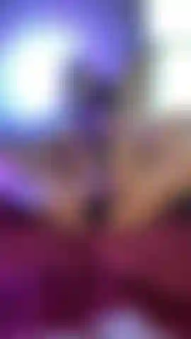 El chorro de azúcar de silky dura 3 minutos de puro y pegajoso cielo dulce, y mi clítoris es la cereza del pastel. Completamente desnuda, con las piernas bien abiertas, mientras mi vibrador de varita favorito presiona contra mi clítoris hinchado. El primer orgasmo llega en segundos, el segundo me deja sensible y temblando con ganas de más... Mírame volverme una puta completamente idiota, chorreando por toda la toalla que tengo debajo hasta dejarla empapada como glaseado. Verás cada espasmo y escucharás cada gemido y quejido. ¿Lista para probar el desastre? 🤤.