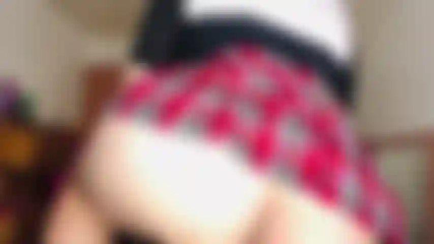 Jugando con mi dildo rojo xd.