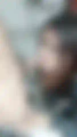 Estaba sola en mi salón de belleza, pedí comida y la propina para el repartidor fue que disparó su corrida caliente en mi cara y boca.