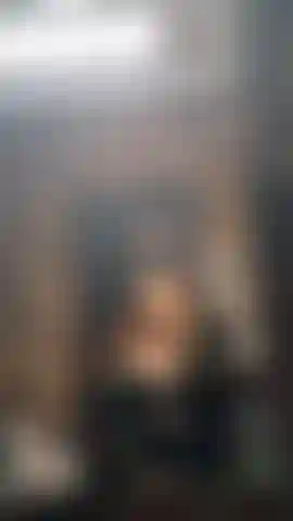 Una mirada lenta y segura al espejo con un hermoso conjunto de encaje negro. Movimientos suaves, contacto visual juguetón, momentos en primer plano y una vibra femenina y elegante de principio a fin.