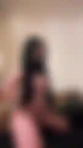 Tu pequeña babygirl favorita moviendo su culo para papi… mira mis agujeros apretados mientras mis nalgas se sacuden como un terremoto 🍑.
