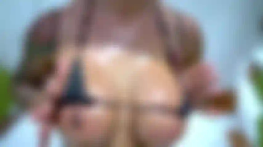 Un caluroso día de verano al aire libre con spray de aceite y bikini provocación.