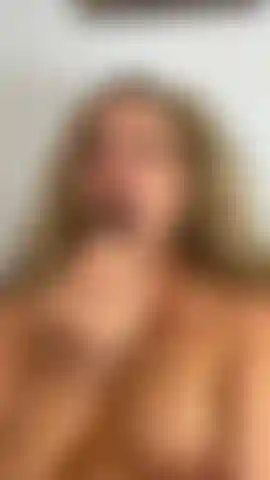 Chupando y jugando con mi consolador favorito.