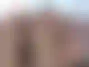 Uso calcetines largos y un mono ajustado y brillante. Quiero pasar mi coño peludo sobre tu polla y tu cara. ¿Estás lista?. Te caliento con unas cuantas pollas a lo perrito y también juego en mi agujero y golpeo con los dedos.