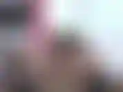 Te caliento con mamada descuidada y alguna charla sucia. Justo después de follarme el coño acostada boca arriba con las piernas y los talones levantados y profundizando con mi juguete negro. Me acerco al squirt pero necesito más.