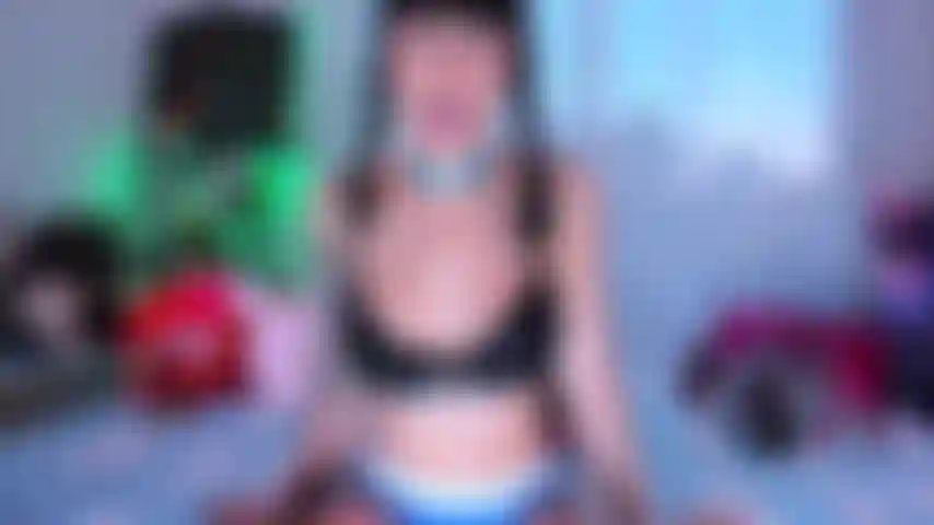 Ejercicio anal con paja con los pies en un cajero automático.