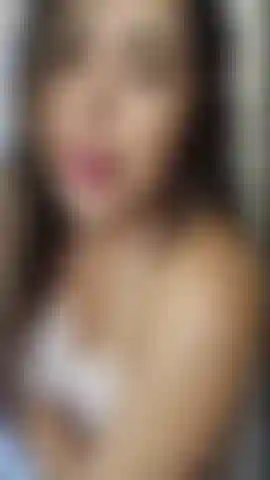 Jugando con mis grandes tetas en la ducha.