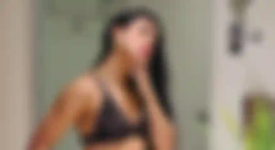 Me puse muy cachonda mientras estaba en el baño.