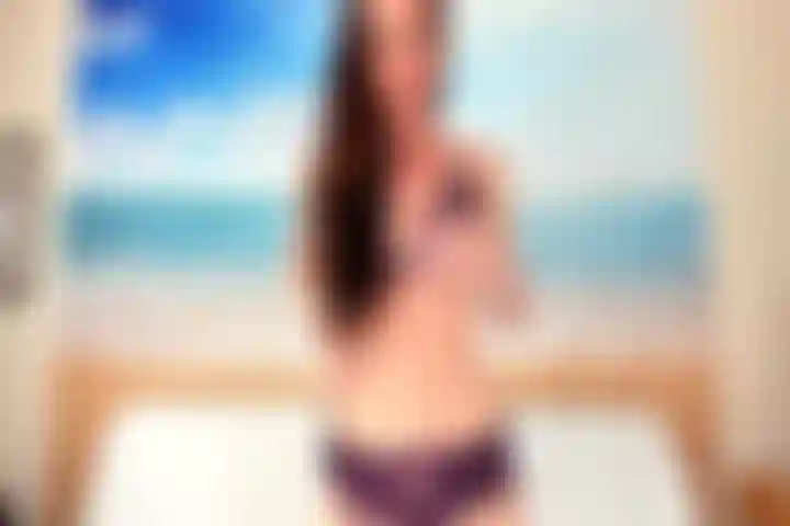 Sofie juega con sus agujeros y los llena con sus juguetes!