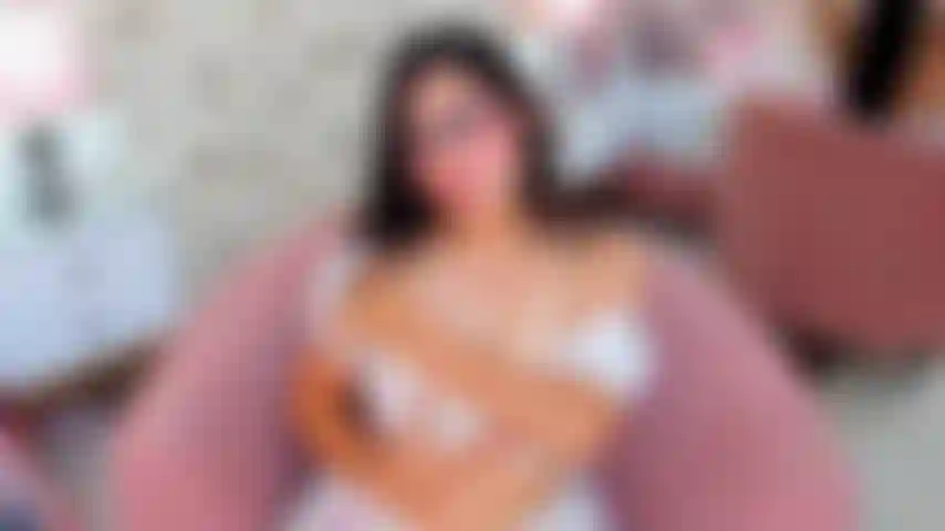 Mira cómo mis tetas rebotan con cada movimiento… 🍒y cuando ya no puedo más, me subo a tu polla y te cabalgo: despacio al principio, luego más rápido y más fuerte, sintiéndote llenarme mientras me derrito encima de ti. Mis tetas rebotando a tu ritmo… todo esto es tuyo.Twerk desnuda nalgadas cabalgar contacto visual tetas rebotando.