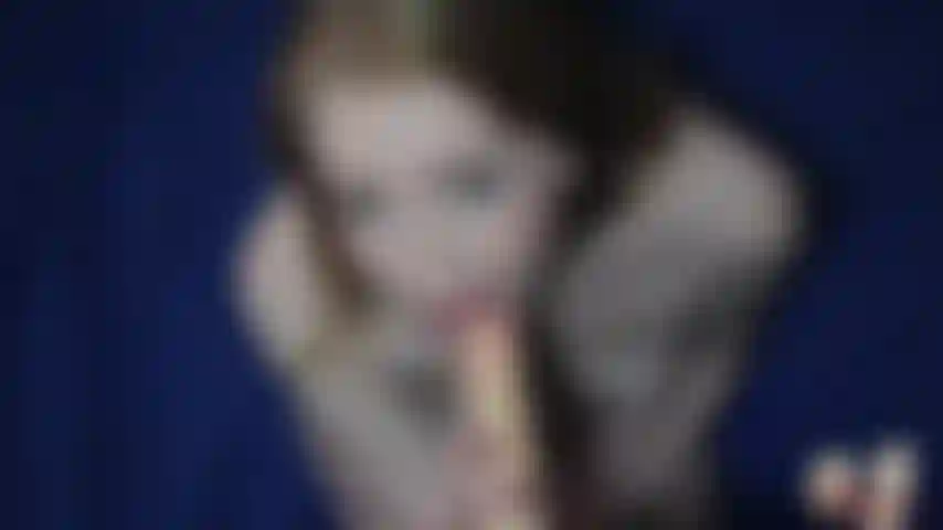 Sonia harcourt es una pelirroja traviesa a la que le encanta chupar pollas. Hoy va a simular sus característicos movimientos de mamada en un dildo realista, filmado desde un punto de vista para que puedas imaginar tu polla en su boca...