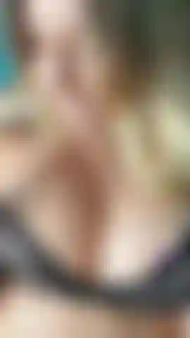 Jugando de perrito con mi coño.