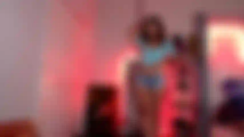 Come mi coño mientras me froto el culo con aceite (cubriendo mis tetas, mi coño y mi culo con aceite).