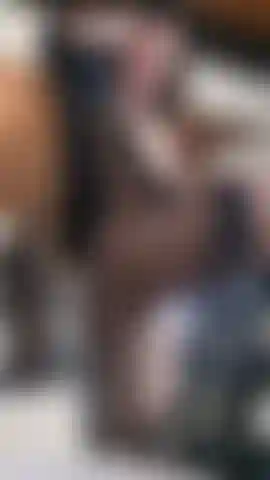 A playful gaze, a suggestive smile… the video begins with soft, almost shy movements, but full of intention.