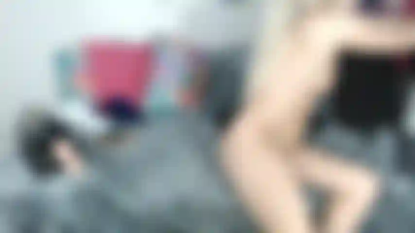 Follándome el culo y tratando de tirarme un pedo.