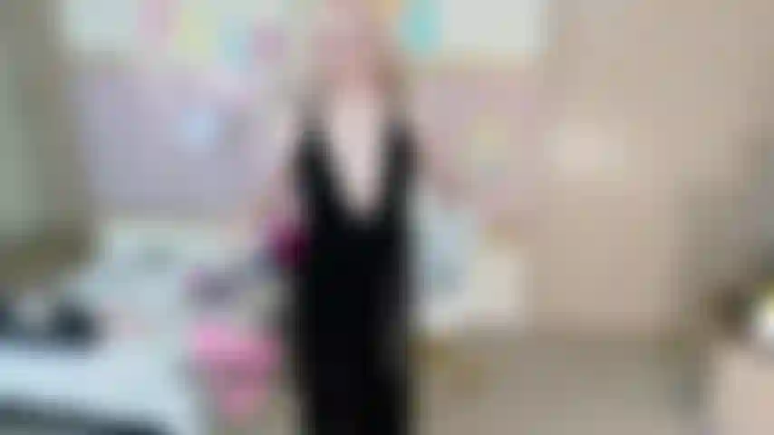 Exhibicionista de vestido negro sexy - sophia sinclaire te provoca y luego se desnuda - 4k mp4.