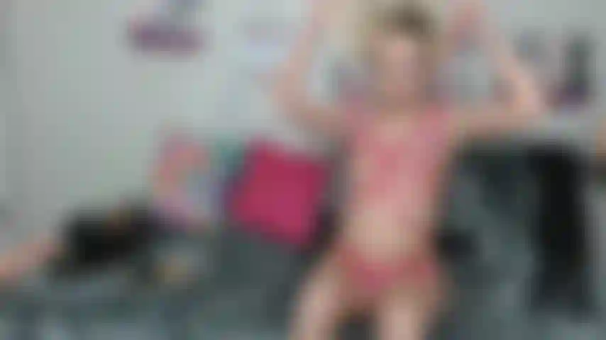 Frotándote mi lindo coño.