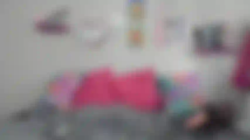 Boca tapada con cinta adhesiva.