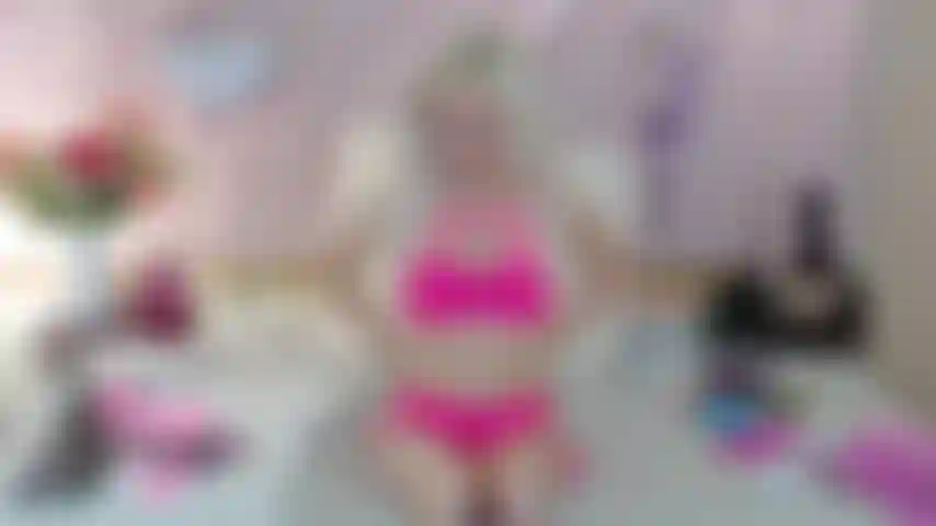 Pies y coño provocados - sophia sinclaire muestra su pedicura francesa - 4k mp4.