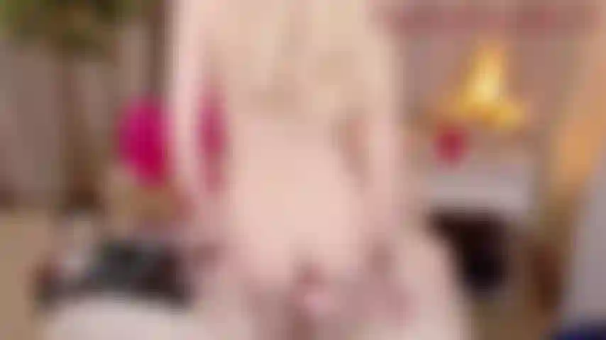 Usando mi enorme juguete y mis dedos para follarme duro.