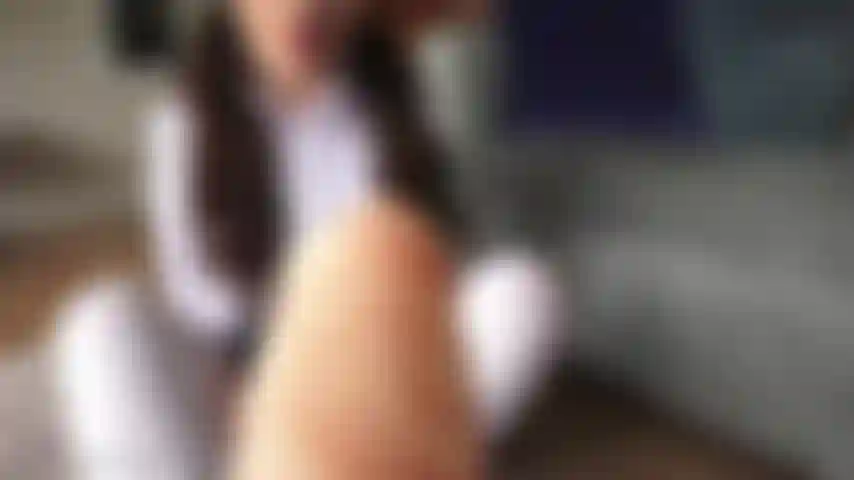 Chica universitaria jugando con zapatos: ¡tengo que ir a clase, pero antes necesito que te corras por todos mis dedos del pie! ¿Tienes algo de jugo ahí para mí? ¿Te gusta cómo se sienten mis bailarinas contra tu polla? Te gustan mis piececitos y mis deditos pequeños, ¿verdad? Me he acostumbrado tanto a que te corras por mis zapatos que no puedo salir de casa sin que lo hagas. ¡Tengo una idea! ¡Te voy a dar un pequeño show de zapatos! Tengo muchísimos para elegir. Creo que la mejor manera de decidir cuál es el mejor es ponérmelos y presionarlos contra tu polla. Te gustaría eso, ¿verdad? Intenta controlarte hasta el final del show.