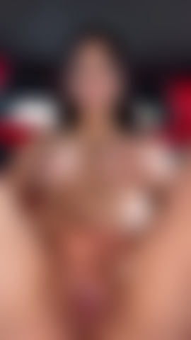 Chica follando su coño mojado en su coche nuevo.