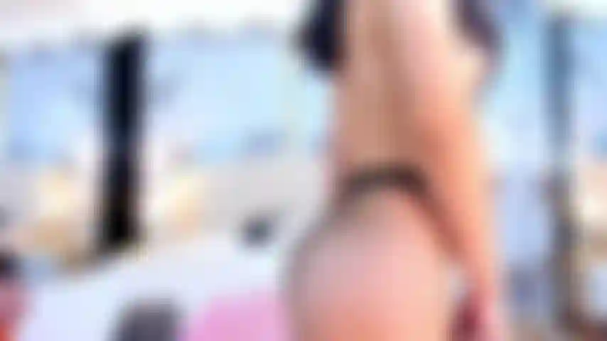 Mis dedos calientes mojan mi coño para ti.