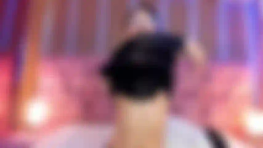 Chica latina juega con el coño y tiene un orgasmo.