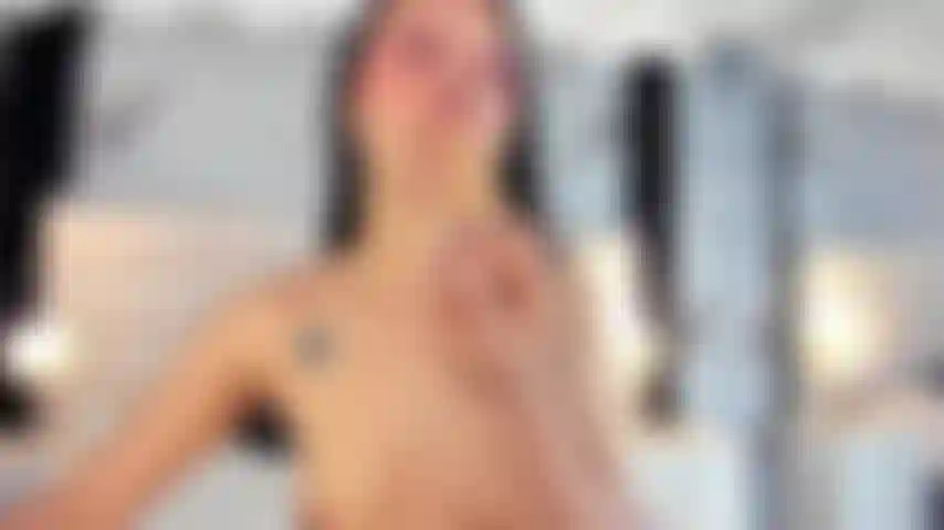 Desnuda, con saliva en su cara y corrida en su cara.