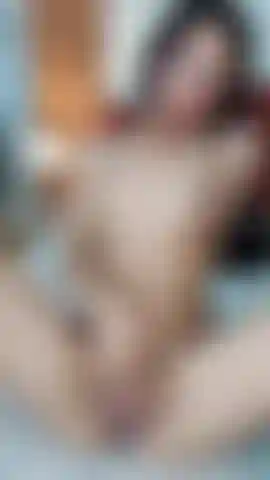 Chica flaca se masturba con los dedos fuertemente.