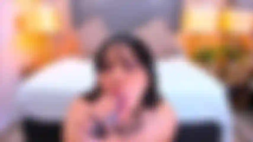 Sophie te hace una mamada y luego te come toda tu carga.