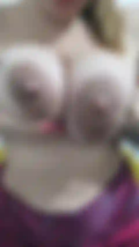 Ordeñando leche de mis tetas en casa.