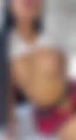 A esta linda colegiala le encanta ser traviesa, se quita las pantimedias para mostrarte lo que hay entre sus piernas, un coño rosado, jugoso y apretado...
