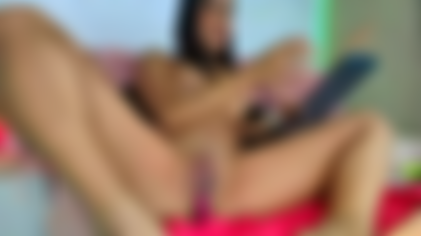 Desnuda, follando mi coño de lado, me encanta abrir mis piernas y follarme duro hasta el fondo para luego probar tu polla y follarme de nuevo mientras me mojo mucho.