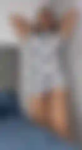 Me pongo traviesa antes de dormir, quieres verme masajear mis grandes tetas?