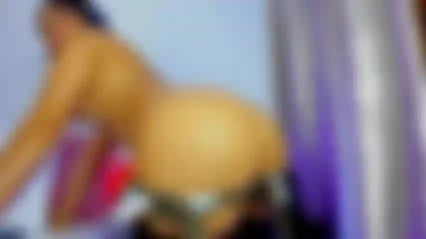 Meneando mi delicioso culo desnudo, me doy unas nalgadas mientras bailo.