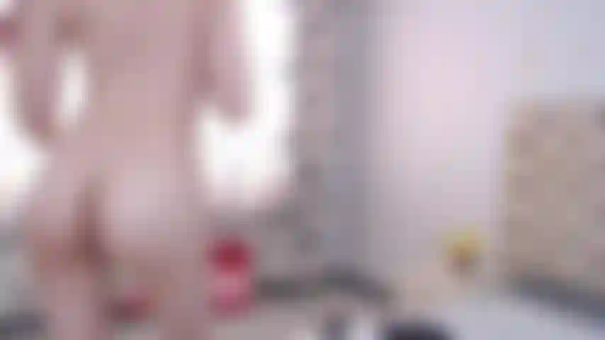 Chica bailando completamente desnuda mostrando todo su cuerpo al natural.