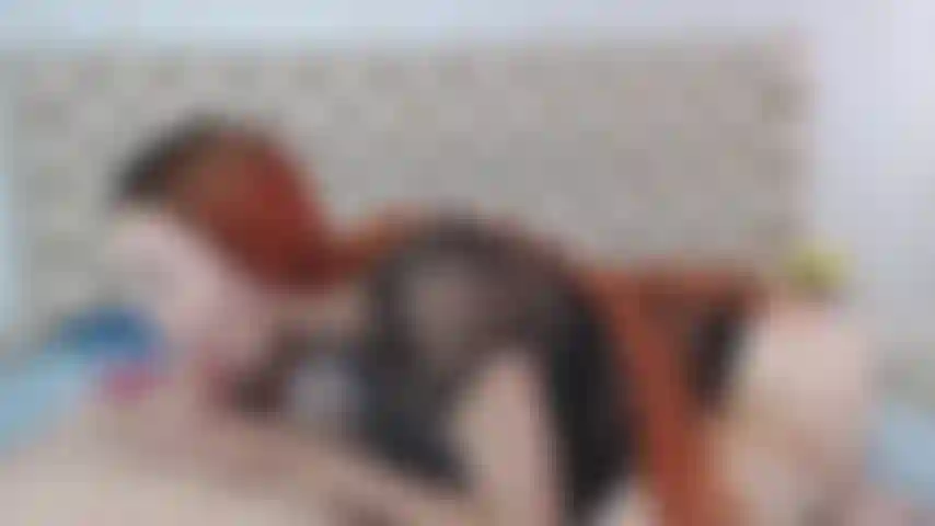 Una chica blanca que hace una gran mamada hasta el fondo y se pone tan cachonda que se mete los dedos hasta correrse.