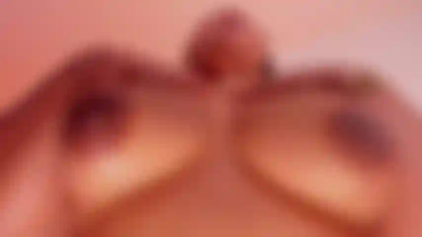 Rebotando mis grandes pechos.