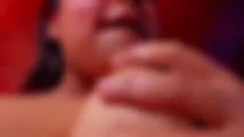 ¡Lamiendo mis grandes pechos para ti!