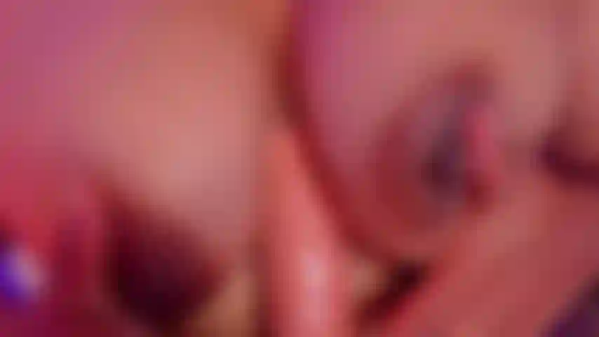 Jugando con tu polla entre mis pechos.