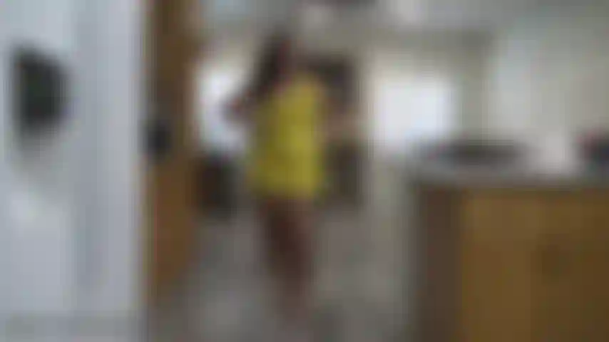 Acaricio mis pasos: mira mientras camino con mi pequeño vestido amarillo ajustado y luego solo con mi tanga blanca de talle bajo. Un paso, dos pasos = arriba y abajo en tu polla. Espera a correrte hasta que te dé una cuenta regresiva!