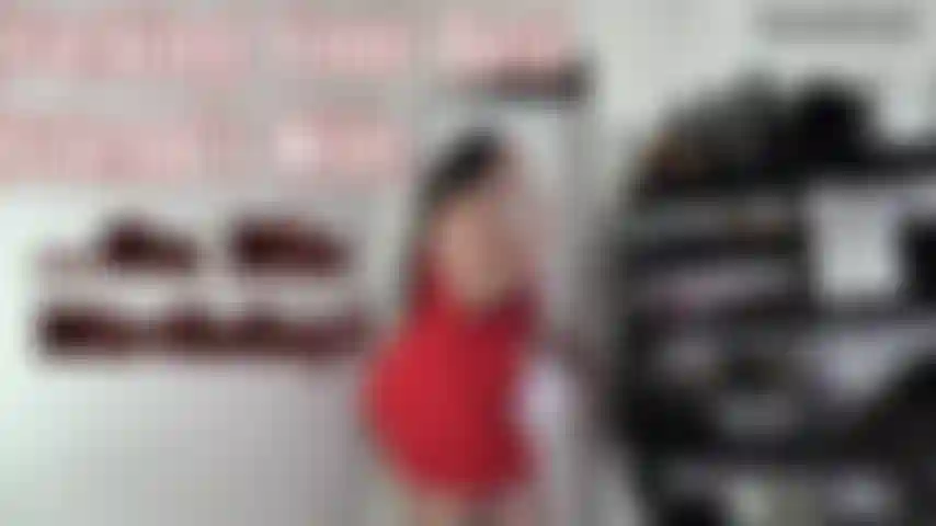 Follándome a la mujer de tu mejor amigo... En su cumpleaños, la fiesta está a punto de empezar en unos 15 minutos cuando me doy cuenta de que aún no he envuelto los regalos de mi marido. Entro en mi habitación ¡y te encuentro ahí masturbándote con mis bragas! ¿Cómo pudiste hacerle esto a mike, tu mejor amigo?! Sabía que era raro cuando quisiste ayudarnos a montar la fiesta, nunca te esfuerzas por ayudar a nadie más que a ti mismo. Aquí estás derrick, sirviéndote de las bragas de la mujer de tu mejor amigo mientras se suponía que estabas celebrando su cumpleaños. Eres tan mala... Pero no puedo evitar mirar lo bien que se ve tu polla con mis bragas envueltas alrededor de ella. Déjame mostrarte lo que puedo hacer que mis bragas no pueden. Me desnudo y me pongo de rodillas. Sé que esto está mal, pero también he fantaseado en secreto con follarte, derrick. Tu polla sabe incluso mejor que la de mike! Me pregunto si también se siente mejor dentro de mí, déjame sentarme un rato sobre ella. ¡Oh dios, se siente increíble dentro de mí! Me vuelvo loca con tu polla mientras hablo sucio de lo mal que está esto y lo bien que se siente. Mi boca puede sonar como si estuviera en conflicto, ¡pero mi cuerpo seguro que no duda en disfrutar de esa polla tanto como pueda! Déjame darme la vuelta, sé que quieres ver este culo rebotar en ti, derrick. Incluso dejaré que te corras dentro de mí, nunca dejo que mike se corra dentro. ¡Simplemente no puedo evitarlo contigo! ( Clip personalizado, juego de rol de engaño, trampa para juego de rol, charla sucia, fantasía, vestido ajustado, vestido ajustado, striptease, cola de caballo, cabello recogido, morena, ojos marrones, cabello largo, maquillaje ligero, vestido con cremallera, vestido rojo, con curvas, bbw, pawg, whooty, gorda, gordita, chica alta, trasero de burbuja, culo grande, mejillas enormes, culo tembloroso, gran botín, boca abajo culo arriba bj, bj tease, mamada, vaquera, vaquera inversa, montando, montando consolador, paseo pov, tetas grandes, pechos grandes, meneo, pechos rebotando, tetas cercanas, cara cercana, juego de coño, consolador blanco, polla de 7 pulgadas, culo de 53 pulgadas, tetas de 44 pulgadas, pechos 38dd, muslos de 33 pulgadas, muslos gruesos, coño a boca, estímulo de semen, mendicidad de semen, mendicidad de creampie, orgasmo, correrse en la polla, porno de historia, mujer solitaria, Spankdani, desnuda, desnudez, explícito).